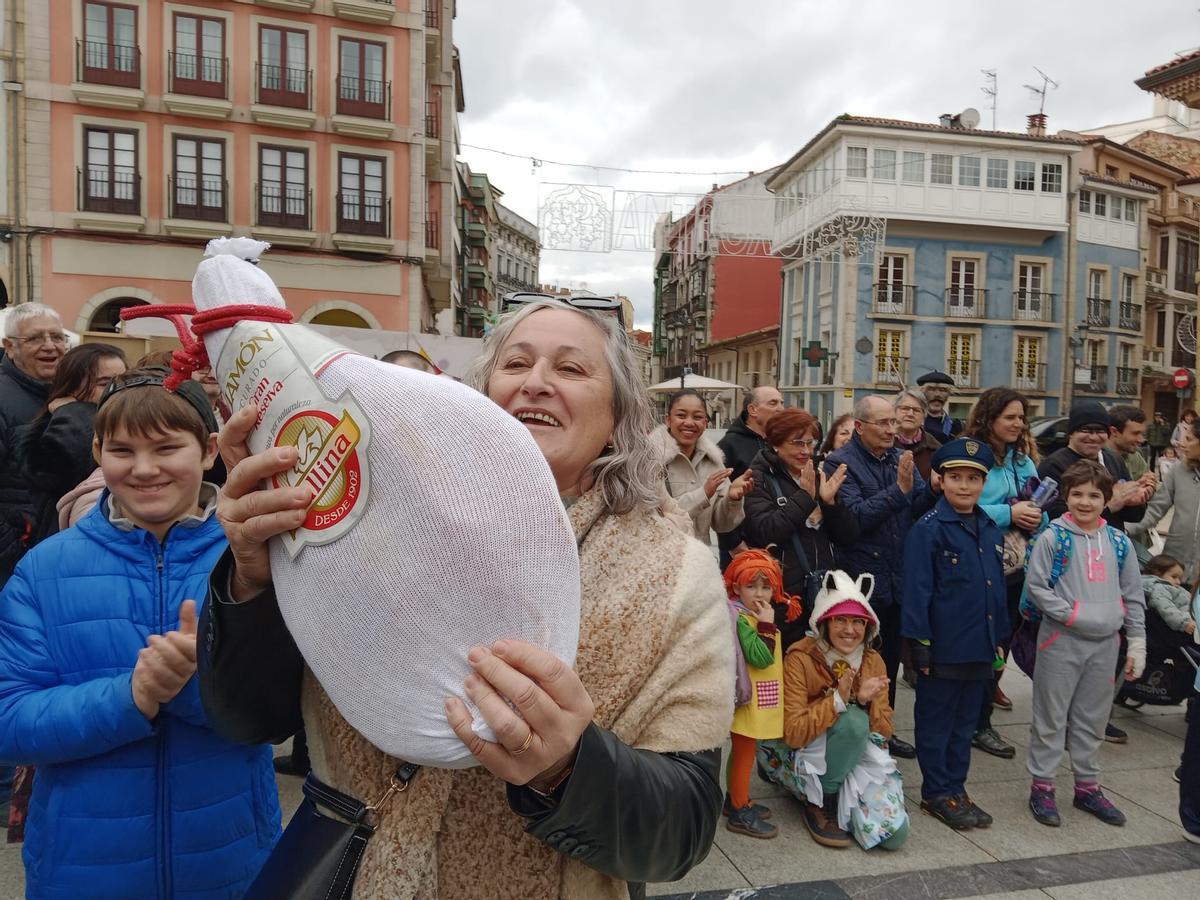En imágenes: el Antroxu tradicional de Avilés, de pasacalles y comedia