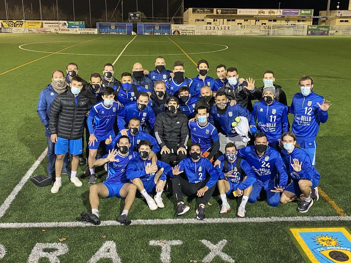 Rubén Nova posa junto a toda la plantilla del Andratx.