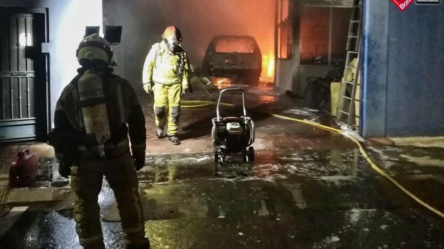 Los bomberos intervienen en el incendio de un taller de automoción en Guardamar del Segura