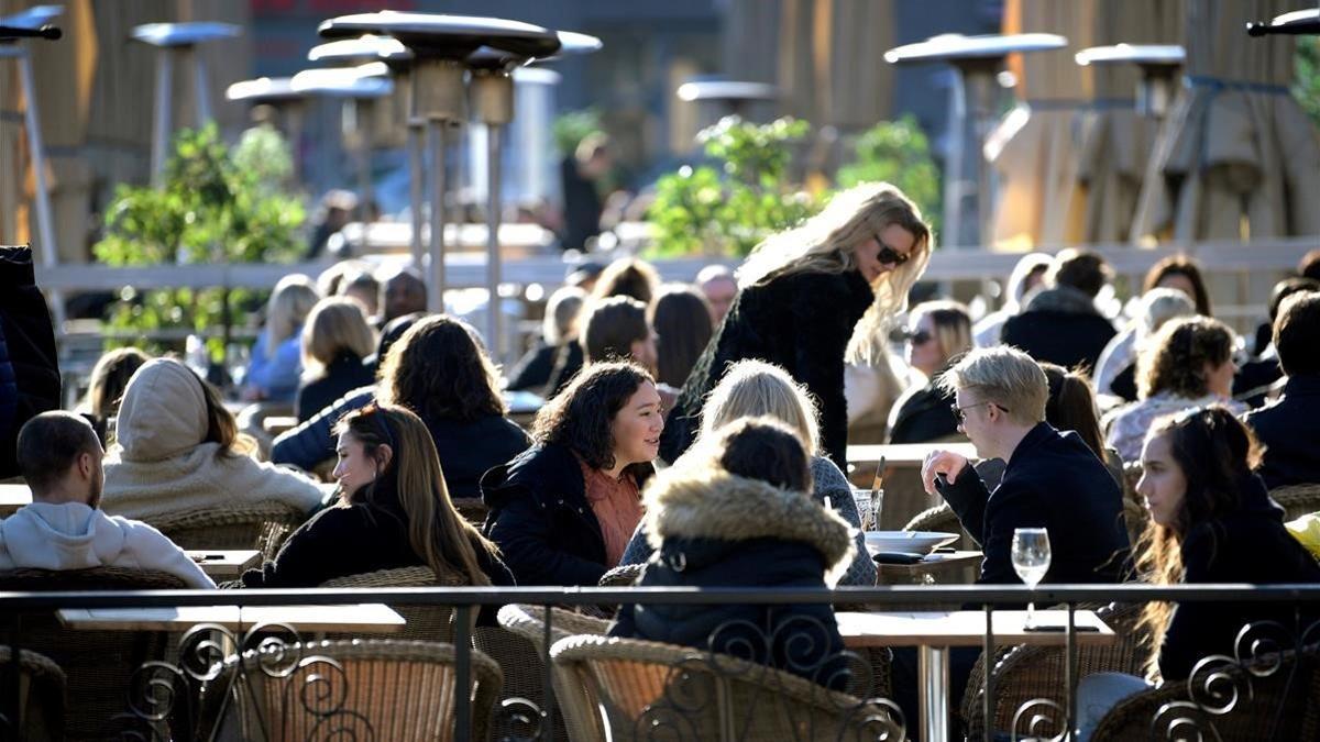 Una terraza de Estocolmo (Suecia), muy concurrida pese a la propagación del coronavirus