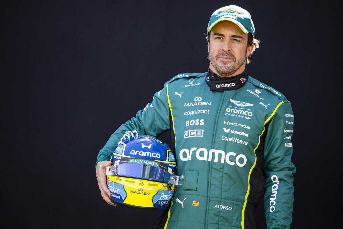 Fernando Alonso posando para Aston Martin.