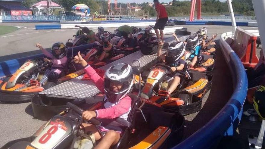 Niños de la ludoteca en el karting. // Gustavo Santos