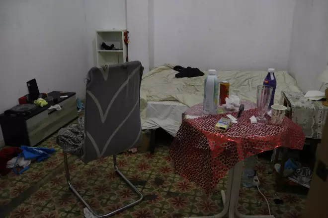 Les fotos del desallotjament d'un bloc de pisos ocupat i conflictiu de Figueres