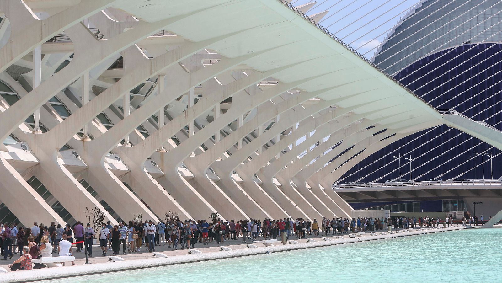 Grandes colas en el vacunódromo de la Ciutat de les Arts i les Ciències