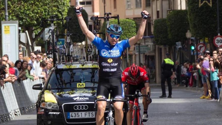 El ciclista de Mutua Levante, Grigorev, entra vencedor en el Trofeo Guerrita