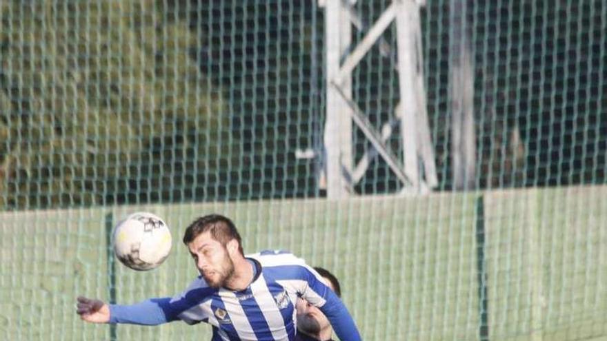 Un futbolista del Bahía cabecea un balón. // Santos Álvarez