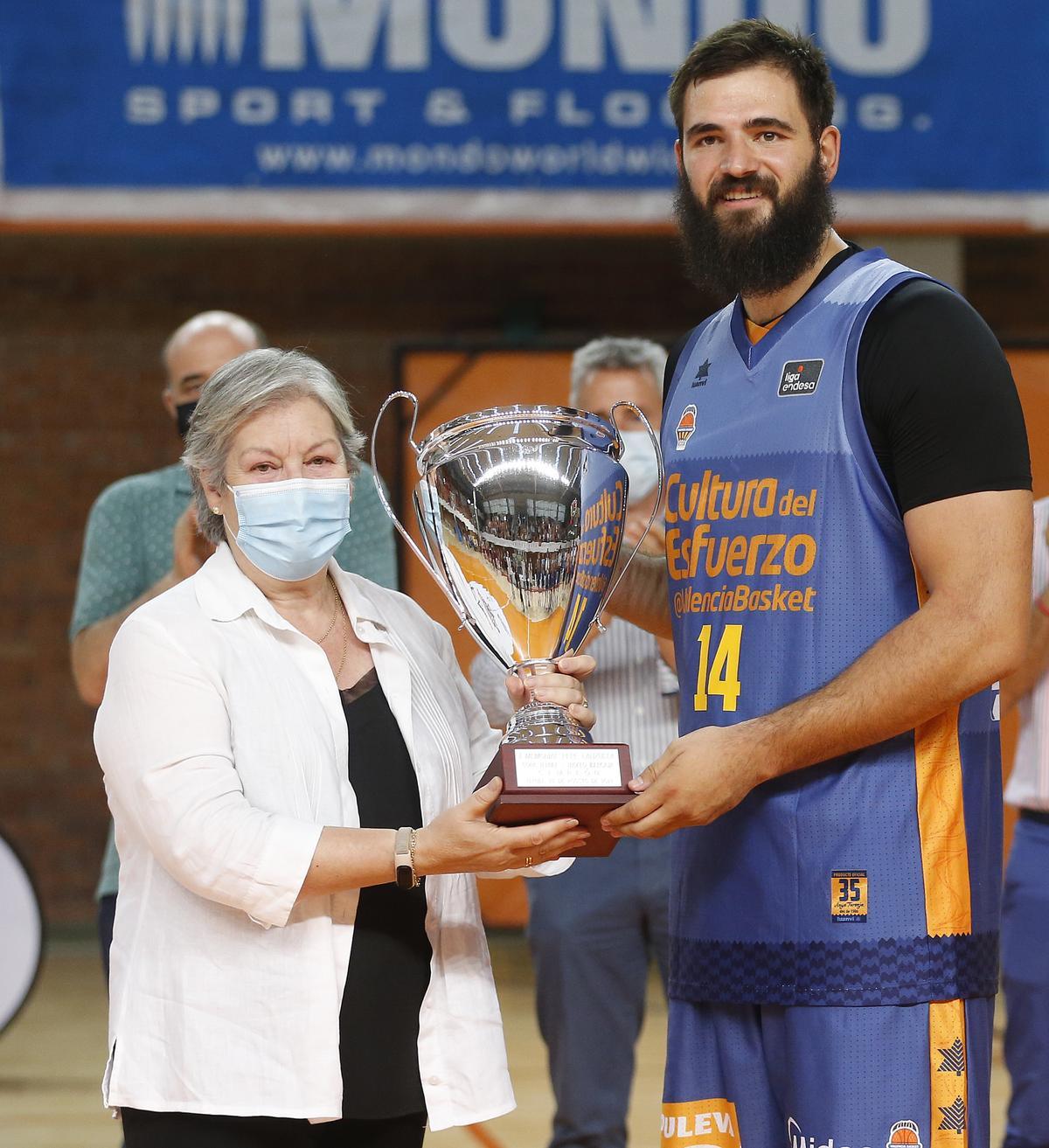 El máximo anotador del partido recoge el trofeo de manos de la viuda de Lanzuela, referente del basket en Aragón