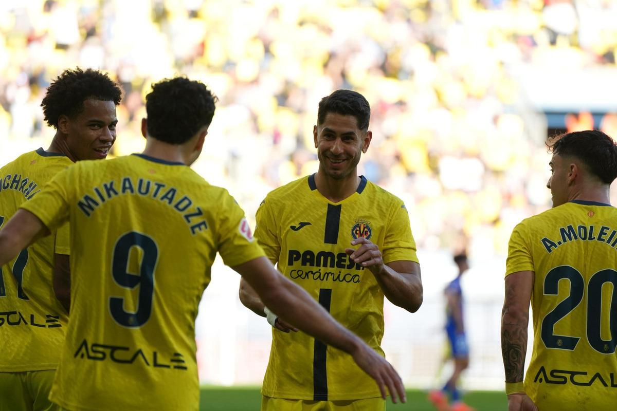 Ayoze sonríe a Mikautadze tras el gol del 2-0 del georgiano con el Villarreal ante el Getafe.
