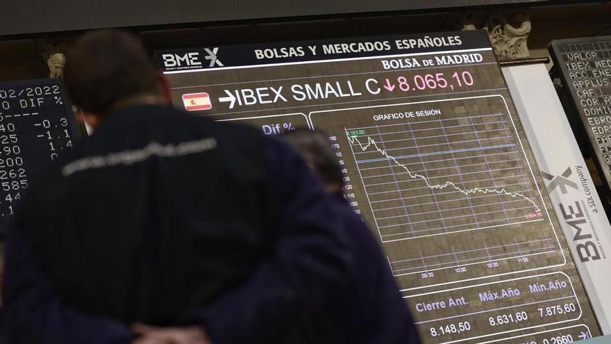 El Ibex 35 abre con una caída del 0,8% y pierde los 17.500 puntos por el repunte del petróleo y el temor a la inflación