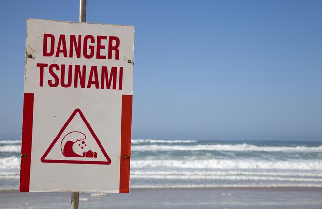 españa tsunami - señal de tsunami en la playa