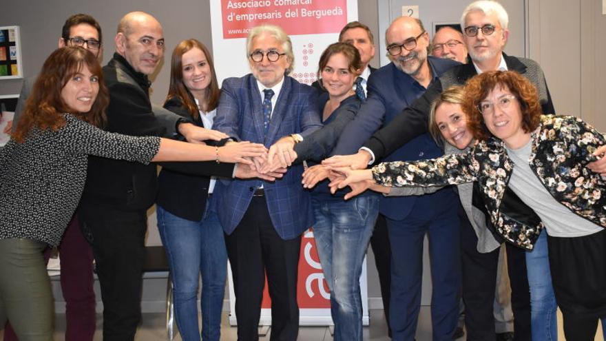 Josep Sánchez Llibre (al centre) amb membres de la junta de l&#039;Aceb, aquest dimecres a Berga