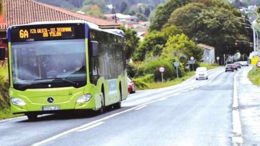 Las asociaciones de vecinos recuerdan que el transporte público todavía no llega a muchas parroquias de la zona rural de Santiago/antonio hernández