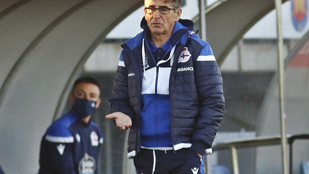 El entrenador del Deportivo, Fernando Vázquez, da instrucciones desde el banquillo. |  // LOF