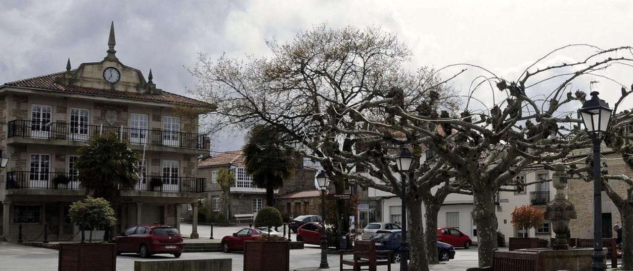 Plaza y consistorio de Agolada. |   // BERNABÉ