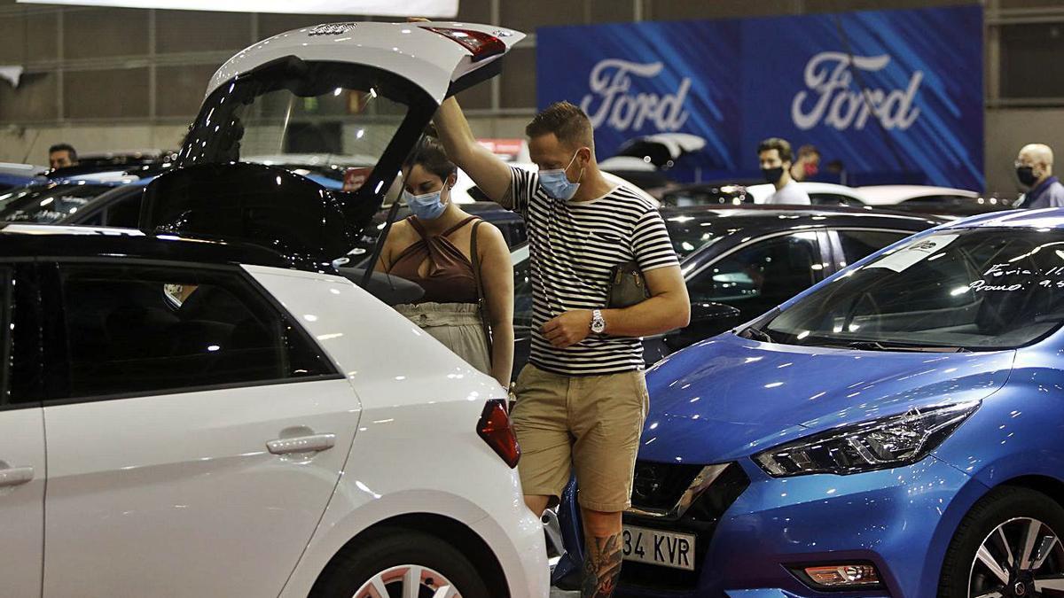 Feria del automóvil de ocasión, celebrada con limitaciones este verano en València. | M. A. MONTESINOS