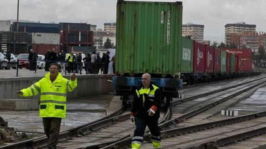 El Puerto recuperó en 2015 el tráfico ferroviario con Madrid pero no está conectado al Corredor.