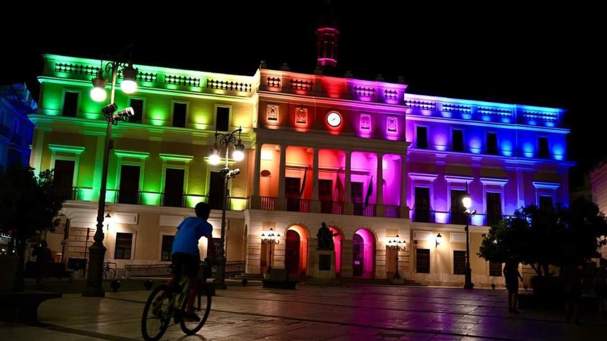 La fachada del Ayuntamiento de badajoz iluminada con los coleores de la bandera LGTBI.