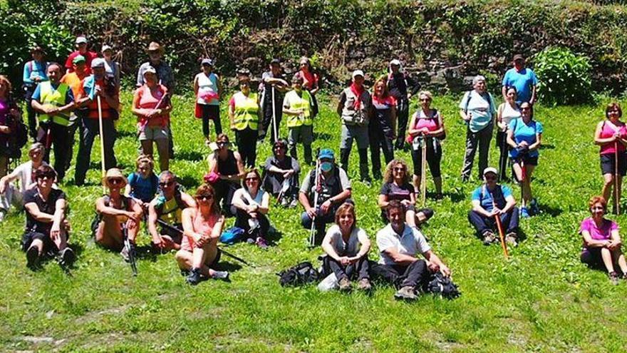 Grupo de montaña en As Veigas, en la Ruta del Agua en Taramundi.