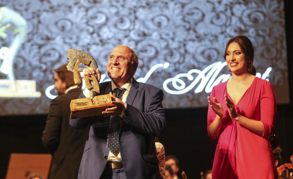 El restaurador y expresidente de Santa Cruz Ramón Riquelme, premio "José Ángel Guirao" en la gala Festers d'' Alacant.