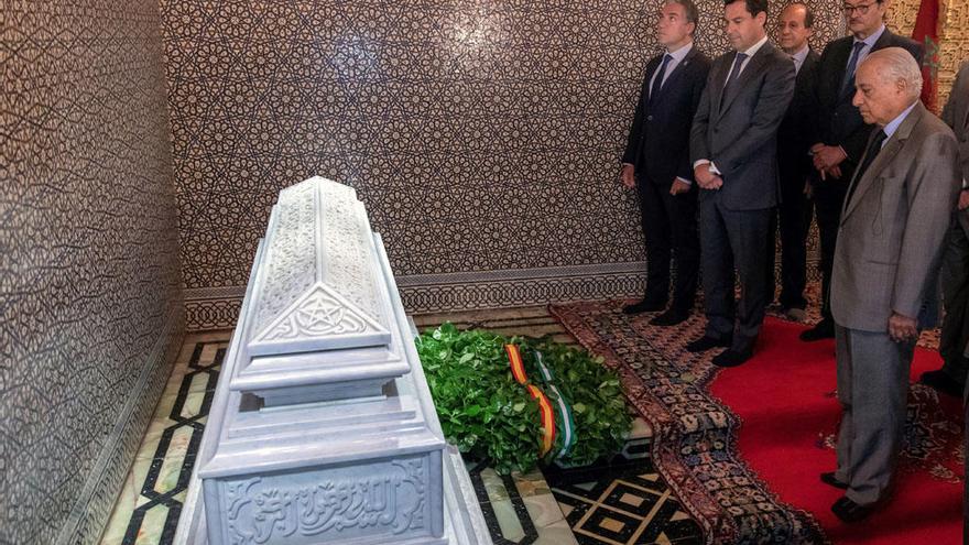 Juanma Moreno, durante el acto de la ofrenda floral en el Mausoleo de Mohamed V y de Hassan II en Rabat.