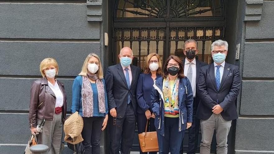 Los asistentes a la reunión entre el Colegio Notarial, la UA y Corazón de Alicante.