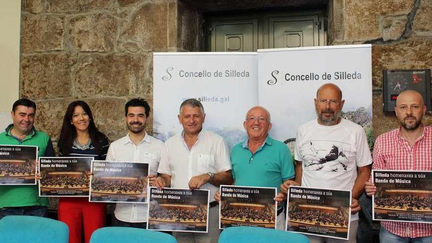 Asistentes a la presentación, ayer, del acto de homenaje a la Banda de Música Municipal de Silleda.