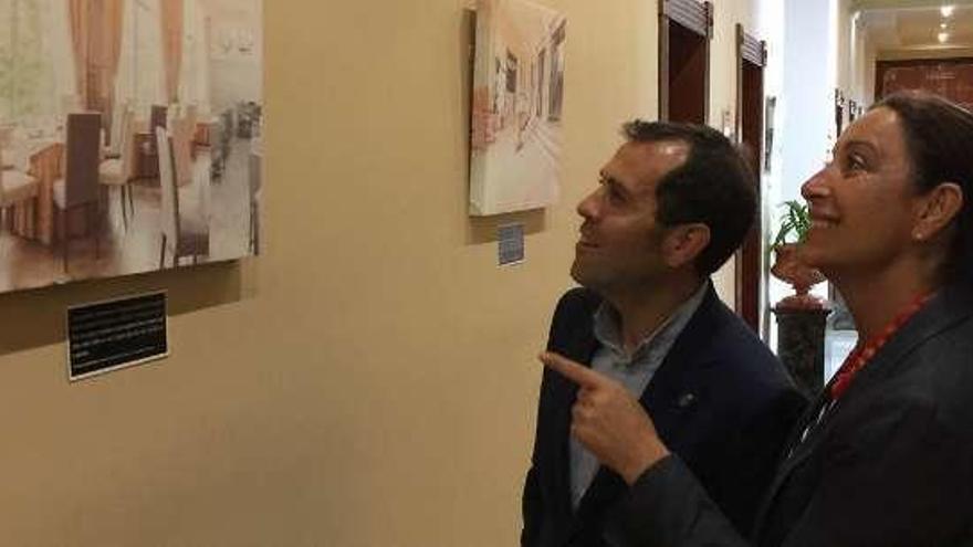 Dos visitantes contemplan una de las imágenes de la exposición fotográfica del Gran Hotel Pelayo.