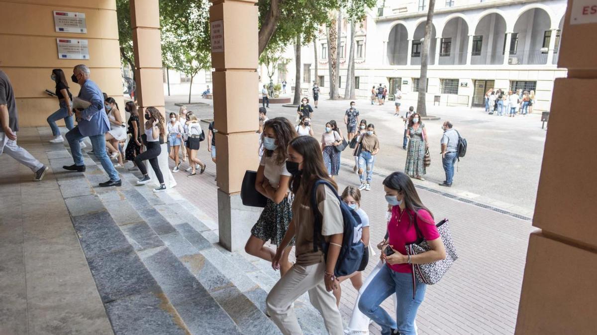 El estudiantado universitario, una vez matriculado, puede acudir a las jornadas de información universitaria.