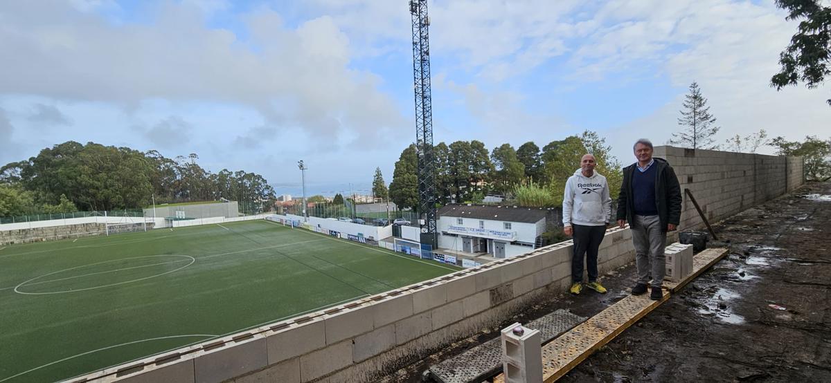 José Cacabelos (derecha) presentando una de las actuaciones llevadas a cabo por el Concello.