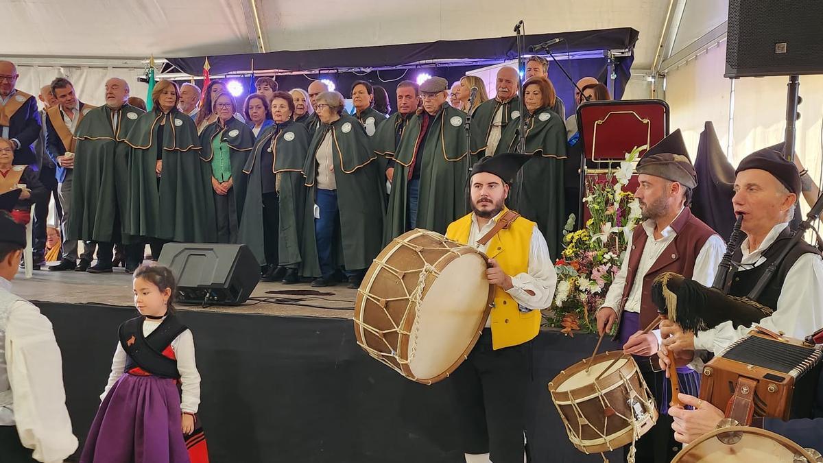 Miles de personas disfrutan del lechón de Cardeña en el segundo día de la feria