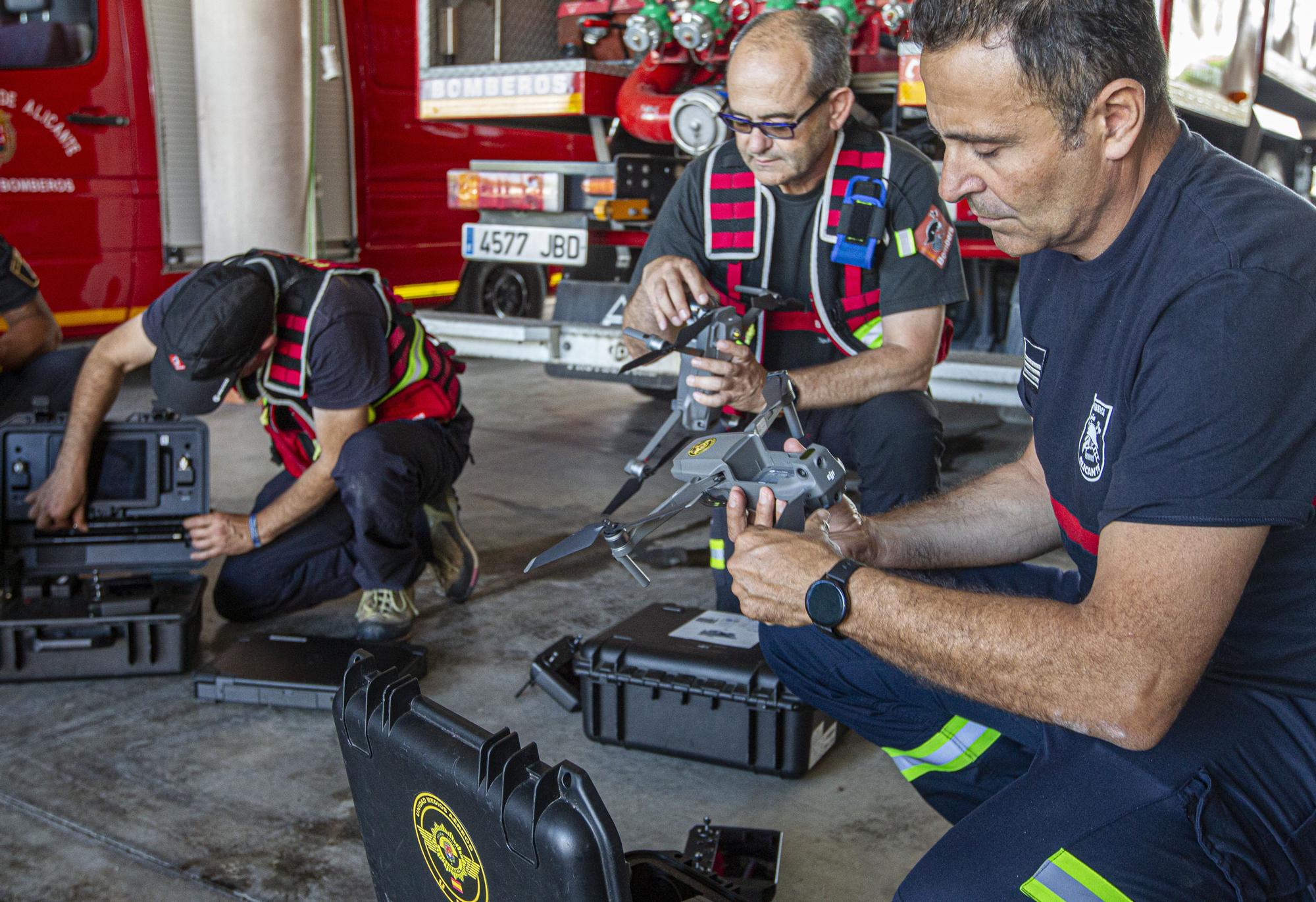 Los Bomberos preparan los drones que volarán en la noche de la Cremà