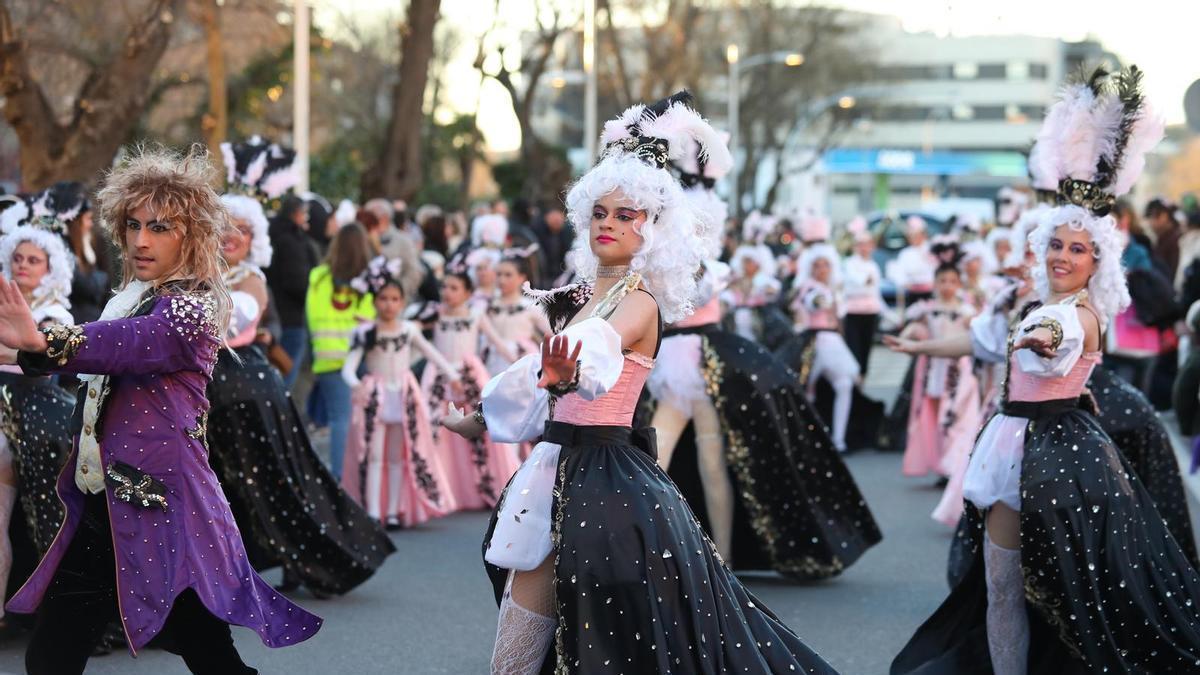 Miles de personas han vuelto a disfrutar del desfile de Carnaval de Toledo que ha llenado de color las calles de la ciudad