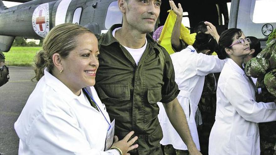 Uno de los uniformados puestos en libertad por las FARC, a su llegada al aeropuerto de Villavicencio.