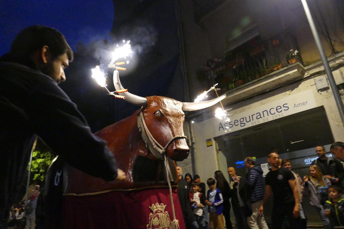 EN IMATGES | La Nit de la Cebeta més multitudinària engresca grans i petits