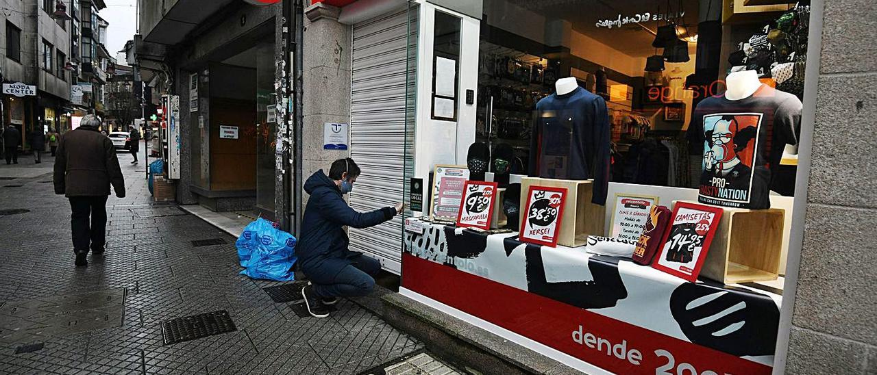 Un negocio echa ayer el cierre a las seis de la tarde en Pontevedra. |   // GUSTAVO SANTOS