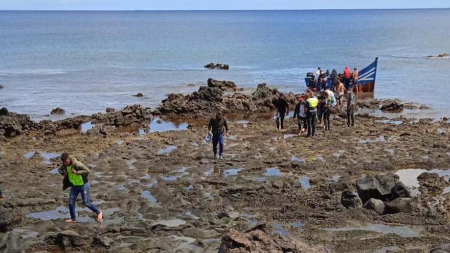 Inmigrantes desembarcando la patera en Punta del Palo, cerca de Jameos del Agua, en el norte de Lanzarote.