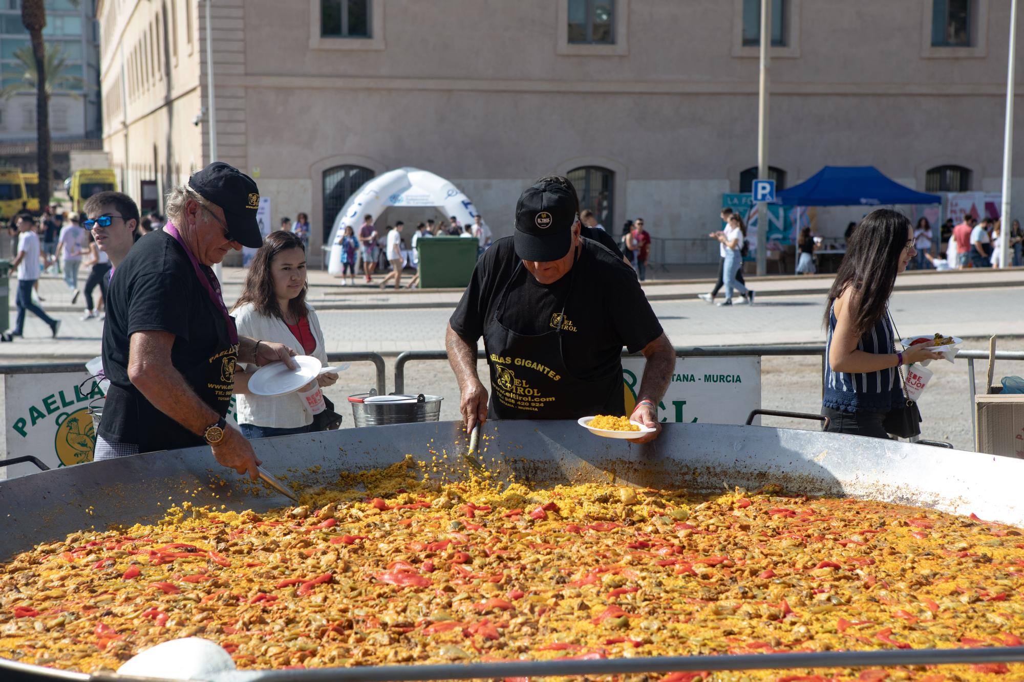 Paella gigante en las Fiestas de Acogida de la UPCT