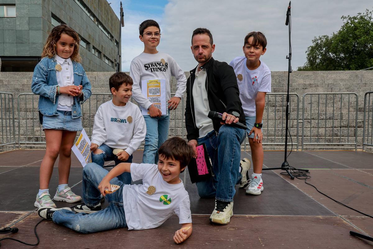 El presentador del acto con algunos niños participantes.