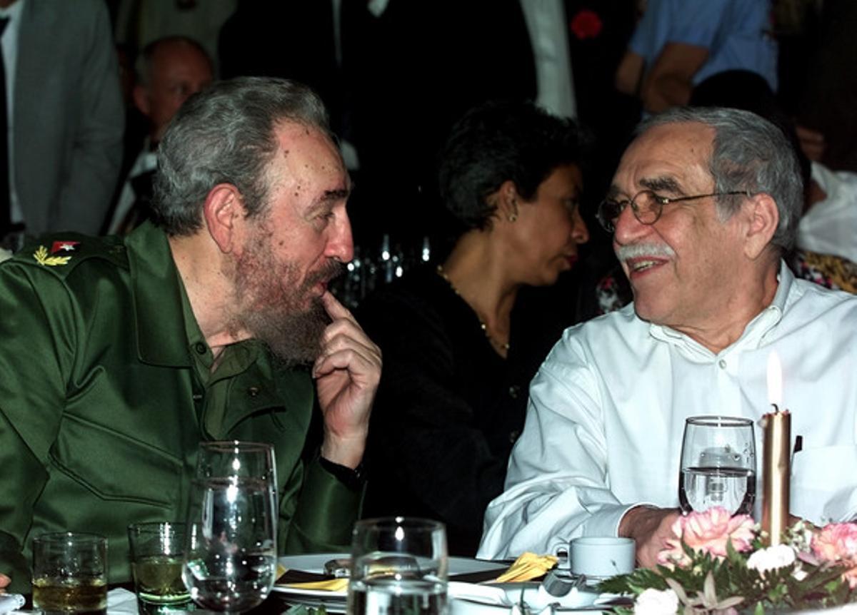 El president cubà Fidel Castro (esquerra) conversa amb García Márquez, el 3 de març del 2000, a l’Havana.