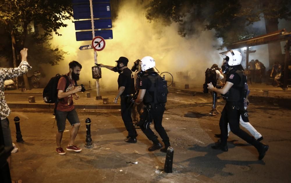 La policía dispersó con cargas de gas lacrimógeno una manifestación en Estambul que protestaba por la agresión, el jueves, a los asistentes a una fiesta de seguidores del grupo de música Radiohead.