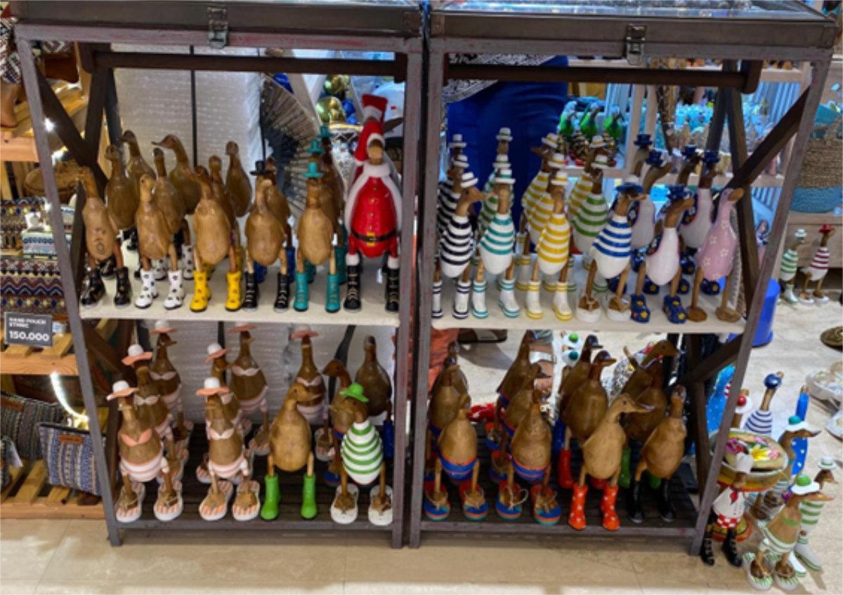Souvenirs con figuras de patos.