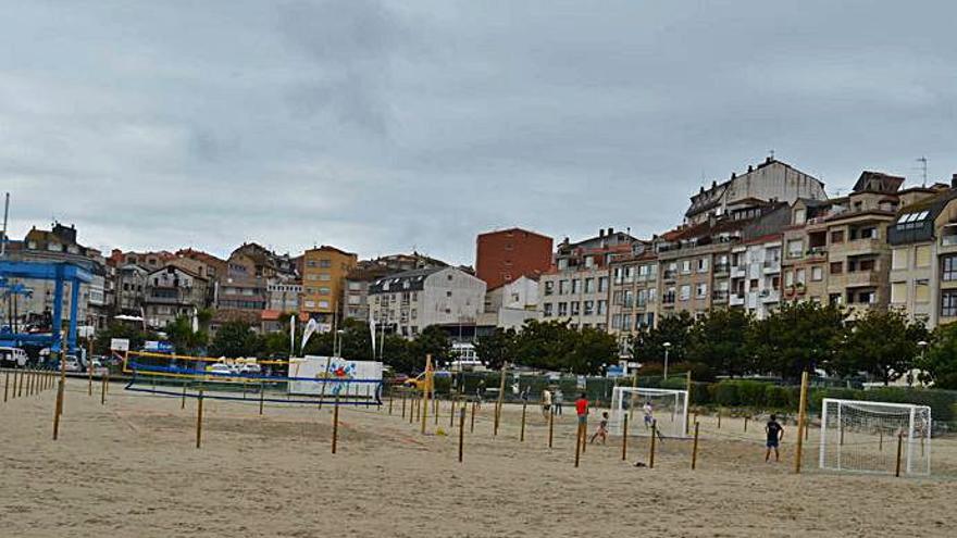 Pistas deportivas habilitadas en el arenal.  |  // FDV