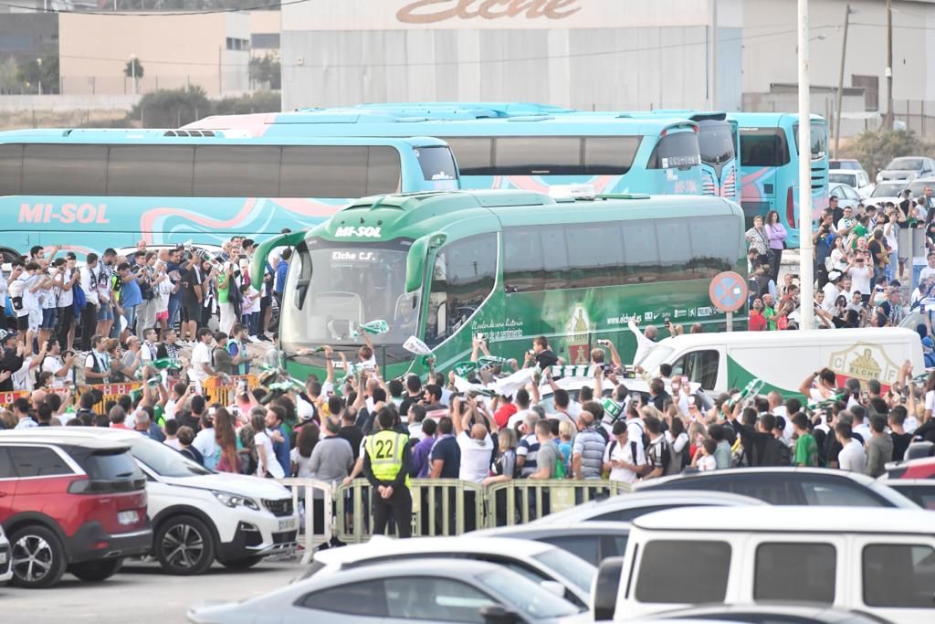 Ambientazo en el Martínez Valero en la previa del Elche - Madrid