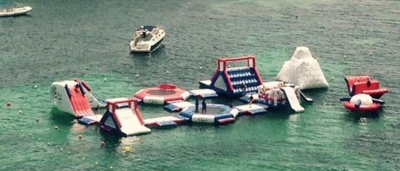 El parque flotante de juegos que se instaló en la playa del Oratori, en Portals Nous.