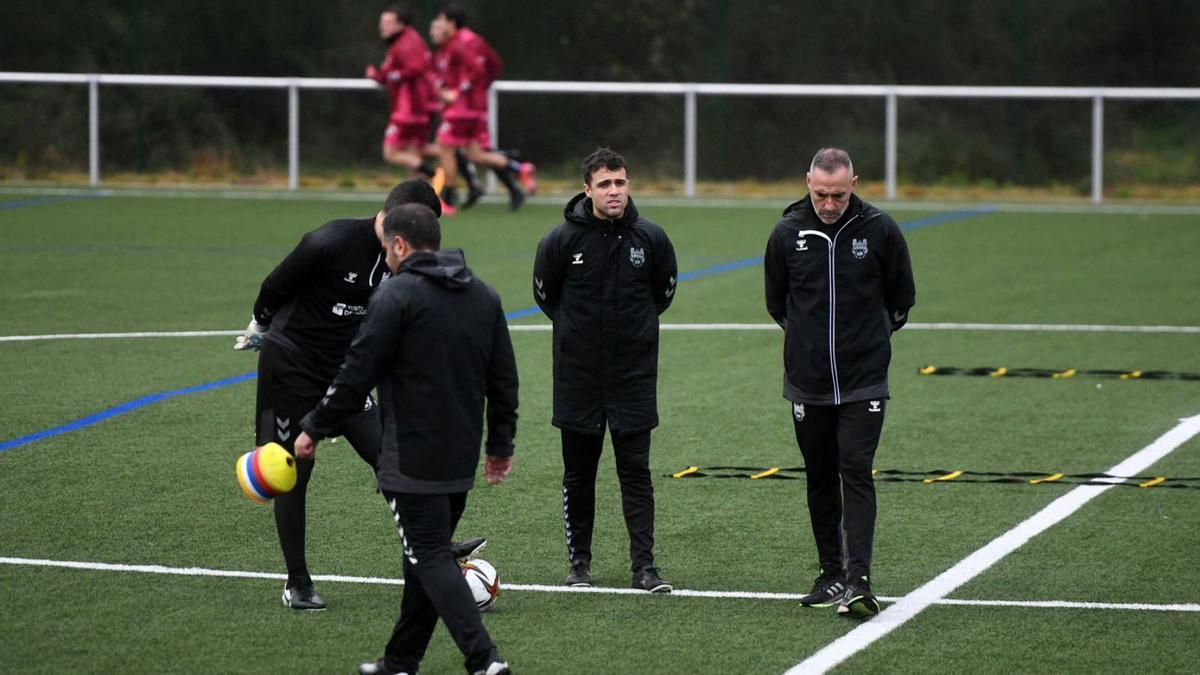 Ángel Rodríguez (derecha), junto a su cuerpo técnico, en un entrenamiento en Xeve. |  // GUSTAVO SANTOS