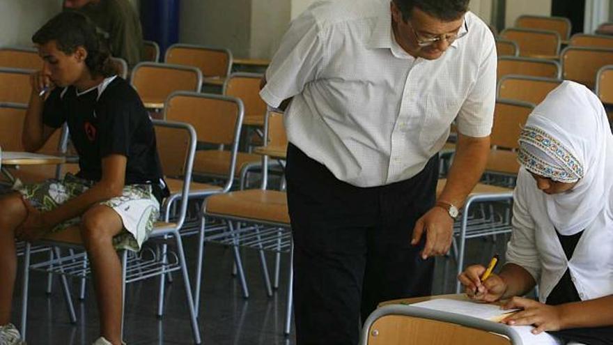 Alumnos de uno de los institutos de la provincia durante los últimos exámenes de septiembre con el profesor