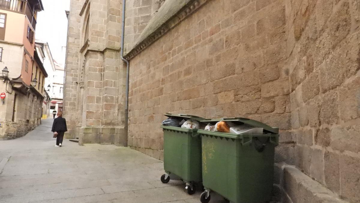 La basura contra los muros de la catedral de Ourense. // FERNANDO CASANOVA