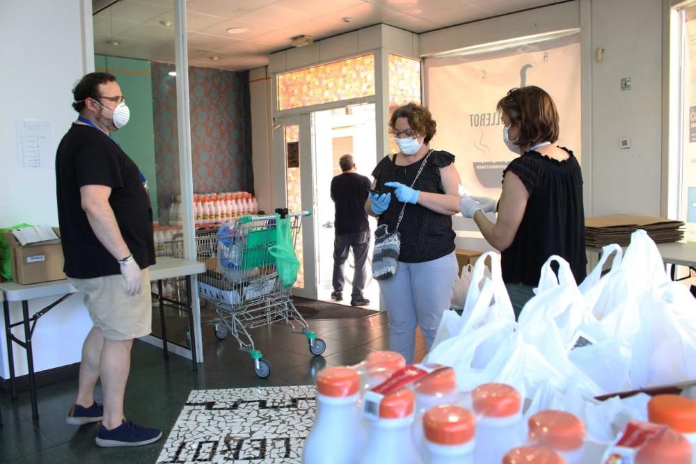 Preparativos y reparto de raciones para cocinar arroz al horno por el voluntariado de "Coronavirus amb Cor" de Alaquàs.