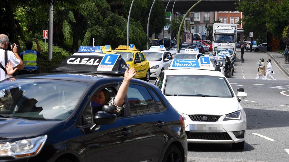 Marcha de autoescuelas en una jornada de protesta por falta de examinadores en verano. |   // CARLOS PARDELLAS