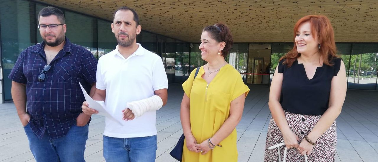 Los responsables de IU en Córdoba, ante las puertas de la Ciudad de la Justicia.